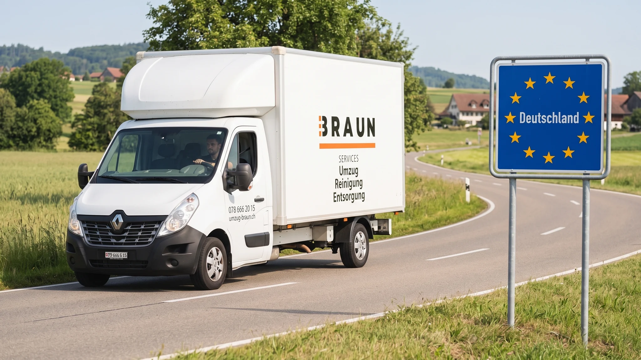 Ein weisser BRAUN-Umzugswagen fährt bei Sonnenschein an einem blauen Deutschland-Grenzschild mit europäischem Sternenkranz vorbei.